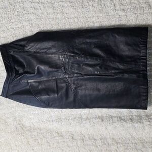 Vintage black leather high waisted above the knee skirt with pockets small
